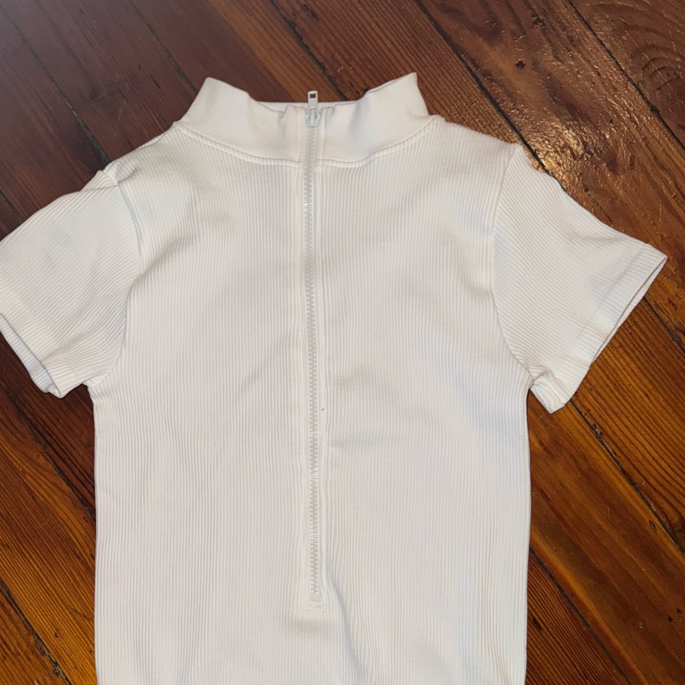 PrettyLittleThing White Ribbed Short Sleeve Zip Front Bodysuit - Picture 2 of 4